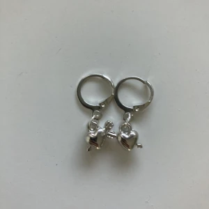 Hjärta med pil örhängen 💘 - Super fina silvriga örhängen💗 hjärta med en pill ⭐️ vi gör alla våra örhängen själva