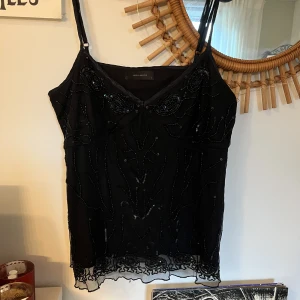 Jättesöt topp från veromoda - Jättegullig topp från veromoda, köpt secondhand i sommar men har inte kommit till användning. Står storlek L men sitter fint på mig som vanligtvis har S på toppar, skulle säga att den passar S-L beroende på hur löst/tight man vill att den ska sitta:)