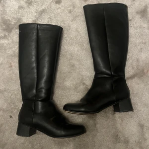 Boots - Svarta boots med klack, sköna och jätte fina ! Några repor där fram men inget man tänker på, säljer då de blivit små💕