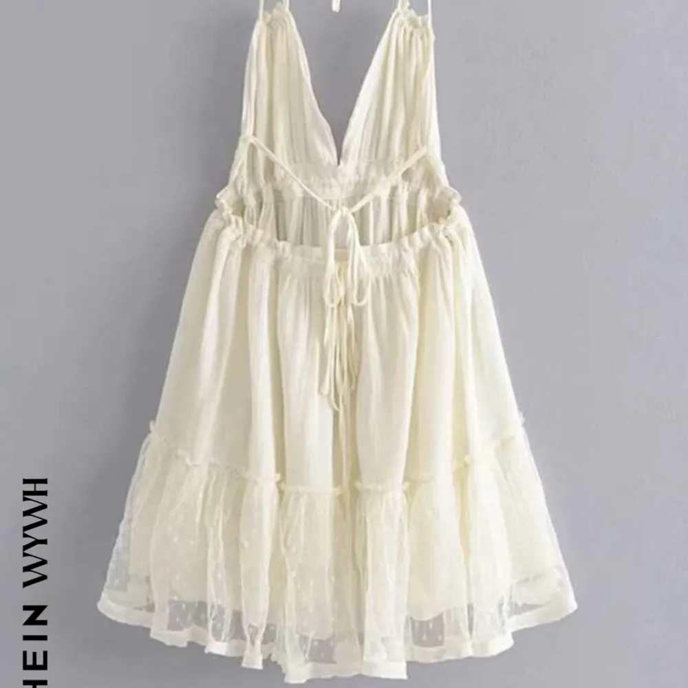 Säljer min vita klänning från Shein. Använd 1 gång. Storlek S. Ordinarie pris typ 240. Klänningar.
