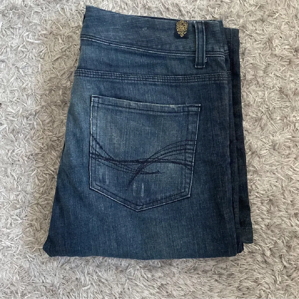 Skitsnygga vintage jeans från Ginatricot🩷 köpta secondhand. Säljer dom då de va för korta på mig som är 177. Kan vara lite stora i midjan men funkar nog bra med vilket skärp som helst eller inget. Du står för frakten🫶🏼kan tänka mig att sänka priset!. Jeans & Byxor.