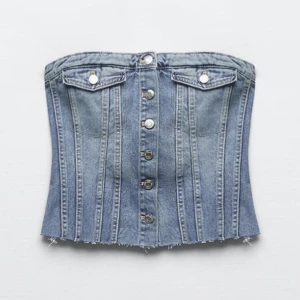 Jeans Korsett  - Jätte snygg jeans korsett. Använd en gång men inte min smak! Strl M men ganska liten i storleken💞 BILDEN PÅ ÄR DEN ENDA JAG HAR!!