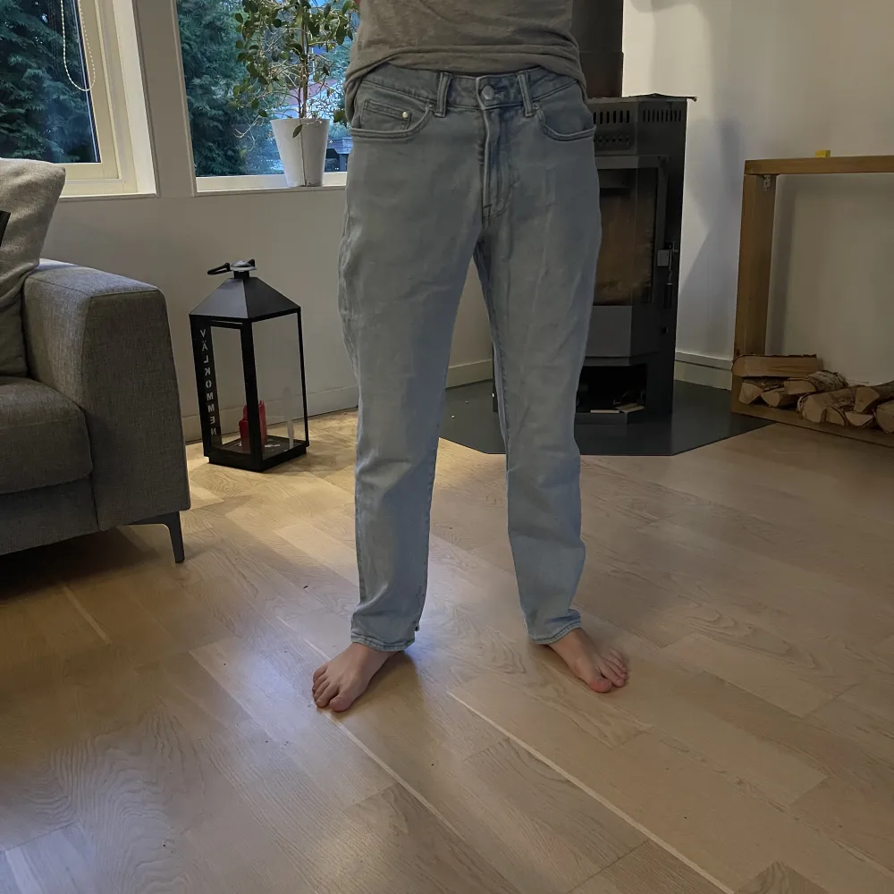 Jeansen är från hm i storleken 31/32. Har regular fit men är ändå lite pösiga . Jeans & Byxor.