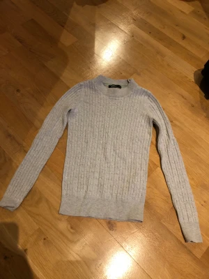 Grå tröja - Säljer min fina gråa tröja som tyvärr är för liten nu. Man kan ha på sig den men även bara knyta mellan axlarna. Närmare titt på material ser ni på s.3 Om du är intresserad eller har fler frågor är det bara att höra av sig! 