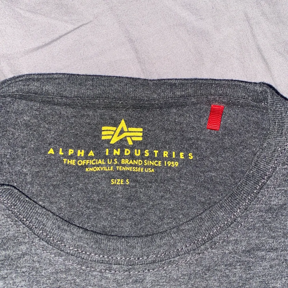 Alpha Industries tshirt i bra skick. Inte använd på väldigt länge. Stolek small. Skönt material.. T-shirts.