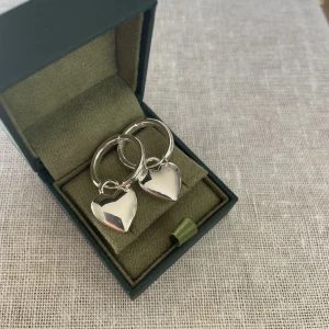 Hjärt örhängen  - Säljer dessa ur fina hjärt örhängena då jag har ett par till likadana! 🙌🏼 (Ask tillkommer ej)