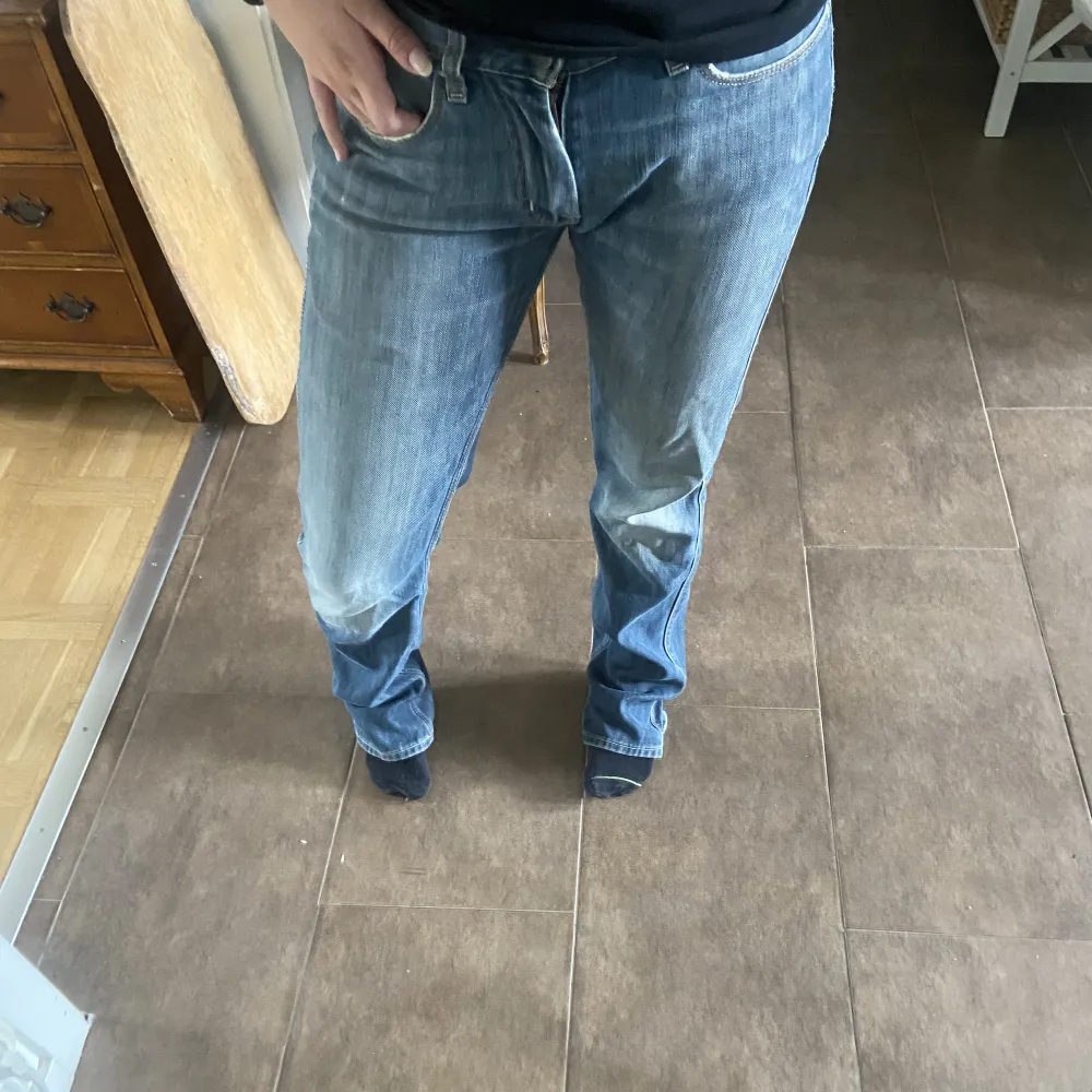 säljer mina älskade acne jeans, de är lågmidjade och raka i benen! sparsamt använda och i bra skick. De är storlek 30/32 men passar mig som har 36 i jeans!. Jeans & Byxor.