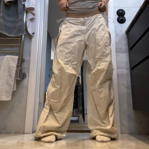 iets frans cargos - beige/vita cargos från urbanoutfitters i märket iets frans ( samma modell som de gröna på bild 3 ). har perfekt oversize passform, även skysterbar passform med band i midjan och längst ner vid fötterna. använt skick. nypris runt 700