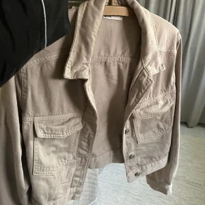 Beige Jacka - Hej! Säljer denna beige jacka ifrån Ginatricot 😍 aldrig använd!