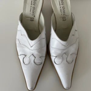 Vita cowboy slip-ons - Vita vintage cowboy slip-on skor i läder material. Storlek 40. Jag älskar dessa skorna!! Tyvärr är de för stora för mig & därför säljer jag dem vidare.  Inköpta Second hand (Humana) & använda 1 gång sedan inköpet. [Kan skicka paket & Mötas upp] (Samfrakt)