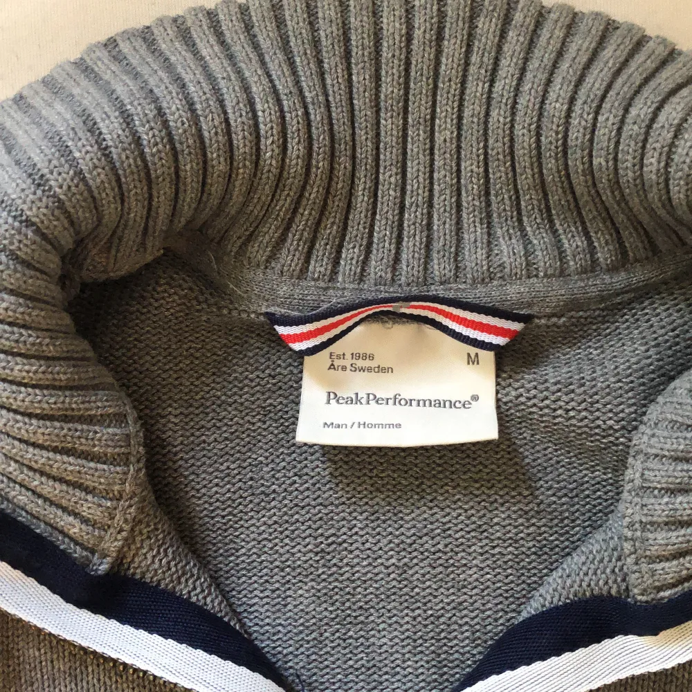 Grå sweatshirt med zip från peak performance, bra skick, lite liten i passformen. Tröjor & Koftor.