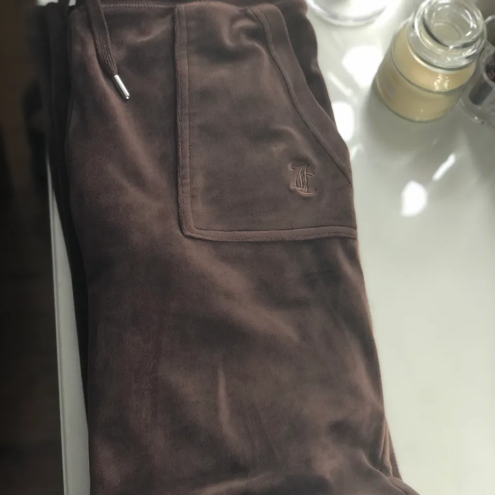 Säljer mina juicy i färgen brun. Har använt dem ibland men inte alla mycket! Går att hämtas men kan självklart skicka dem med!🥰. Jeans & Byxor.