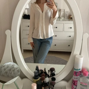 Blus i vit från hm 🌟🪩 - Använd fåtal gånger så i fint skick 