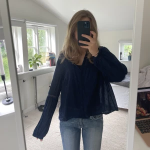 Mörkblå blus - Säljer denna superfina blus ifrån Mango i storlek S