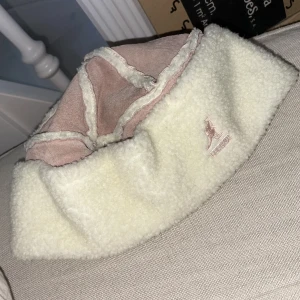 KANGOL mössa - KANGOL mössa strl Medium Jätte fin mössa från KANGOL, köpt för 449kr. Knappt använd. Skriv för prisförslag💕