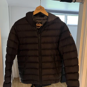 Colmar jacka - Riktigt fet colmar jacka som har använts under ett vinterhalvår och som inte har några defekter alls så skicket är 9/10! Storleken i jackan är 46 vilket är samma som storlek S! Skriv i dm för mer info!😀 In och checka profilen för massa feta grejer!