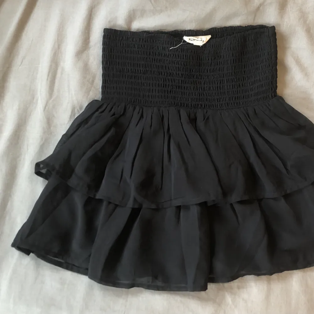 Säljer den här superfina volang kjolen i färgen svart. Storleken är 134/140 men passar även för dig som har storlek xs💕. Kjolar.