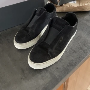 Axel arigato laceless  - Fina skor som är använda i 2 månader dom är inte i super bra skick dom har nått hål på sulan men det märks eller känns inte när man går😊går att få bild om du vill