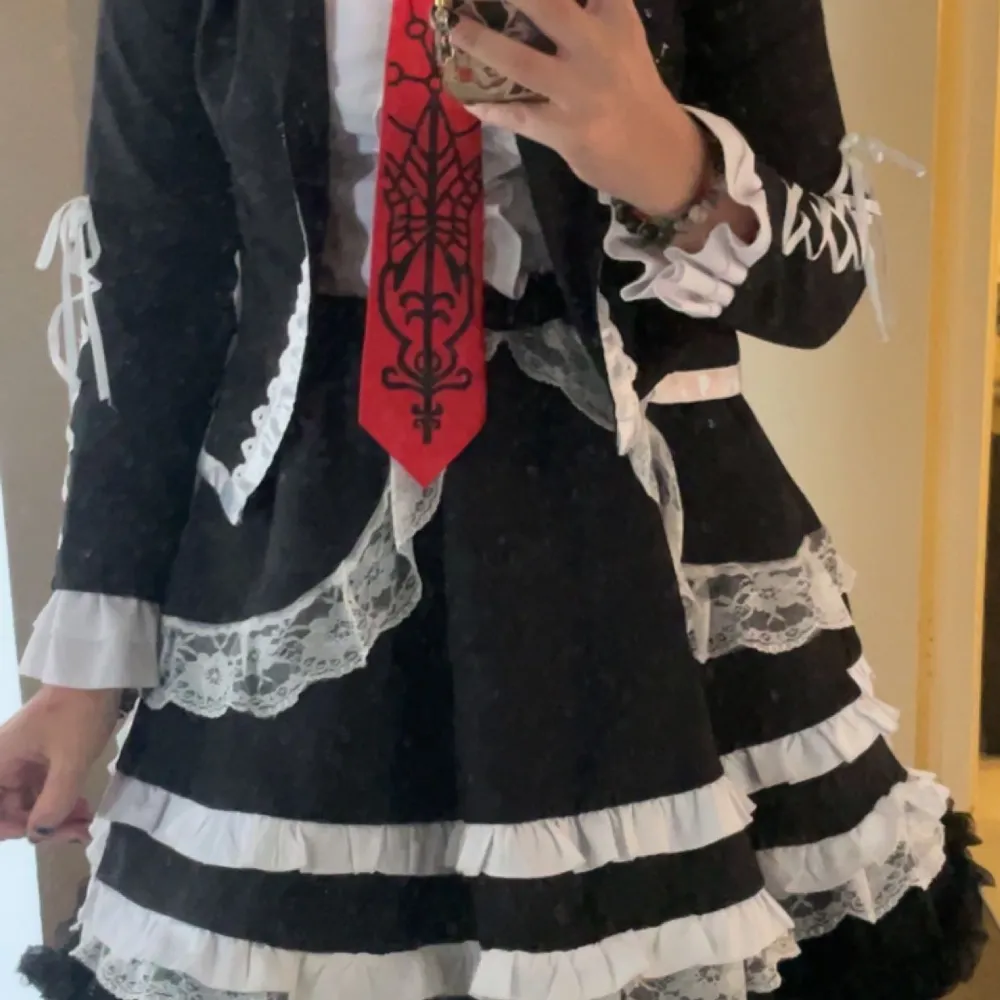 Im salling my Celestia ludenberg cosplay it comes with the jacket shirt, skirt, socks and the thing on the head. Its in good condition and im the second owner!. Accessoarer.