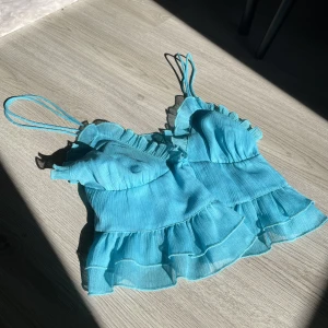 Volanglinne - Säljer denna jättesöta volanglinne från Asos! Använd några få tillfällen och är superbra skick, säljer pga flytt🩷