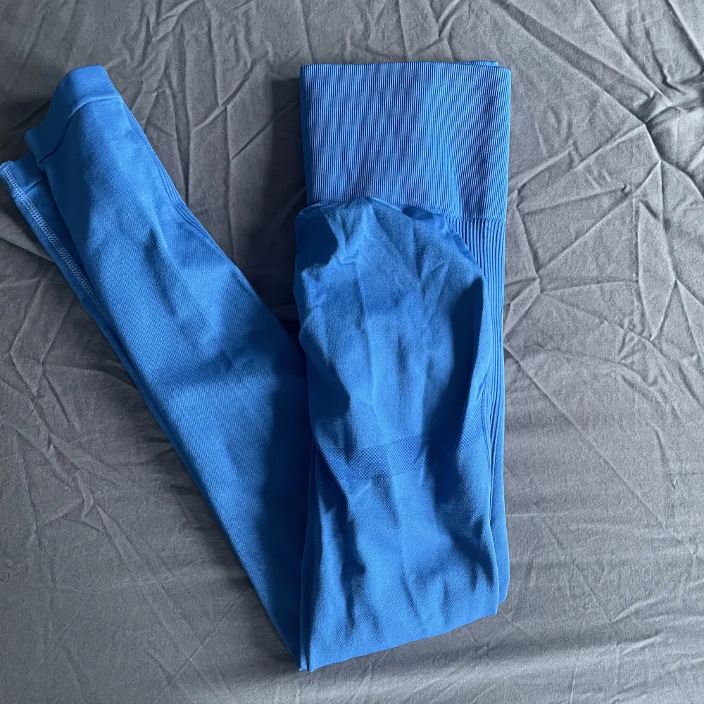Säljer ett par blåa superfina tights från shein. Använda några gånger. Fin scrunch bak. Jeans & Byxor.