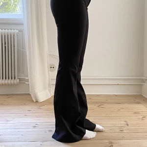 Mid/lowwaist kostymbyxor - Säljer mina snygga kostymbyxor från zara - aldrig använda då de är lite för långa för mig 