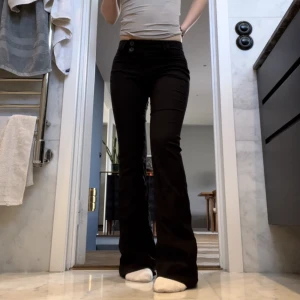 bershka kostymbyxor  - bootcut kostymbyxor från bershka. i fint skick, st 34