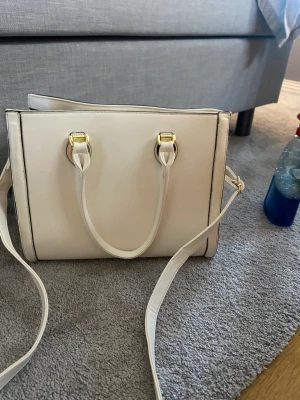 Vit väska - Denna väska är stor och rymlig, används 1 gång men har andra liknande väskor. Perfekt att ha skolböcker osv i!