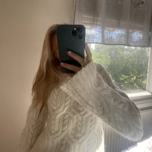 Vit stickad tröja 💘 - En vit stickad tröja med mönster  är köpt från h&m i vintras men knappt använd och det är därför jag säljer den 🫶🏼💖