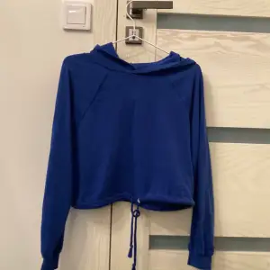 Blå croppad hoodie