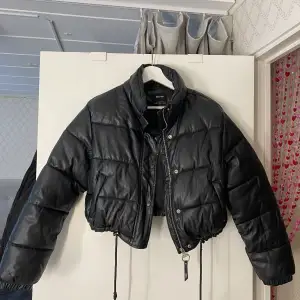 Skit snygg svart pufferjacket från bershka!!