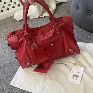 Balenciaga city bag - Intressekoll på min supersnygga balenciaga city bag med silver detaljer. Inköpt på vestiare collective i december 2021 som man kan se på lappen. Startbud: 6000kr. Bara att skriva för fler bilder❤️spårbar frakt tillkommer. 