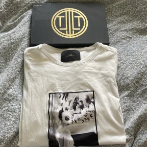 Limitato t-shirt  - Säljer en fin T-shirt från limitato då den är för liten för mig. Box finns också. 
