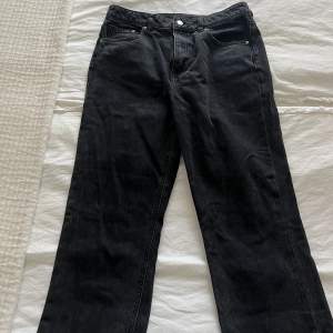 Så fina mid Rise jeans från hm som tyvärr är för stora! Dom har en slits längst ner som gör dom 10/10! 😍