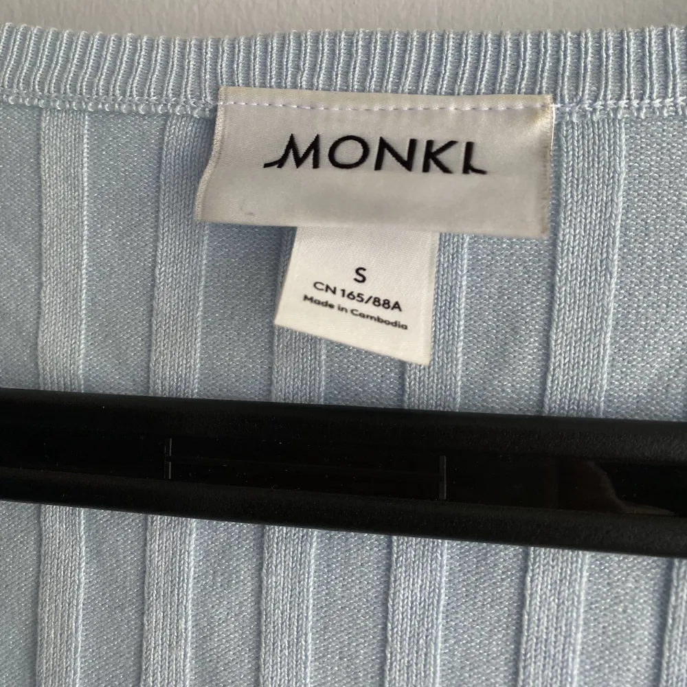 En söt blå tröja ifrån Monki i storlek S. Säljer då den tyvärr ej kommer till användning🩵köparen står för frakten! Använd gärna ” köp nu ”🩵. Toppar.