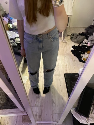 Jeans - Fina jeans från Gina i storlek 36! Aldrig använda bara testade. Bra i längden på mig som är 165❤️ kom privat för mer frågor och bilder❣️❣️köpta för ca 200! Kan tänka mig att sänka priset vid snabb affär!