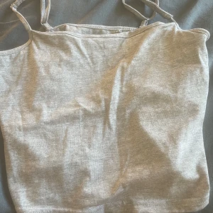  Linné  - Hej jag säljer ett Linné som är i fint skick om ni vill köpa så skriver till mig 