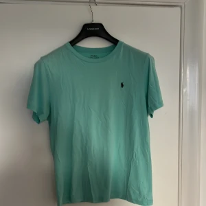  Ralph Lauren t-shirt - Blå/ turkos Ralph Lauren t-shirt i motsvarande storlek S/M. Dm för frågor osv.
