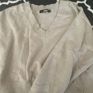 Säljer en stickad tröja som är vringad den är från bikbok och är använd typ 2 gånger. Säljer för 80 + frakt! Den är i storlek m men sitter som en s
