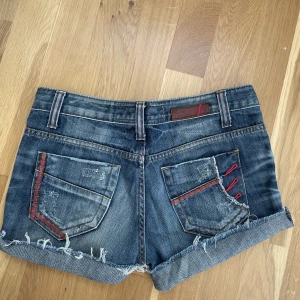 Lågmidjat shorts - Säljer dehär ascoola lågmidjade shortsen med så snyggt tryck där bak. Köpte de i Thailand men kan ej användas då de är för små. Jag skulle säga att de är en stl 34