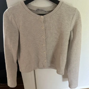Zara tröja  - Säljer min zara tröja som även går att andvända som kofta ifall man vill. Storleken är M men skulle säga att den sitter mer som en S. Skirv för fler bilder! 