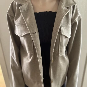 Kappa  - Säljer mina bruna kappa från zink då ja köpt en ny. Storleken är S och passar perfekt till hösten! 