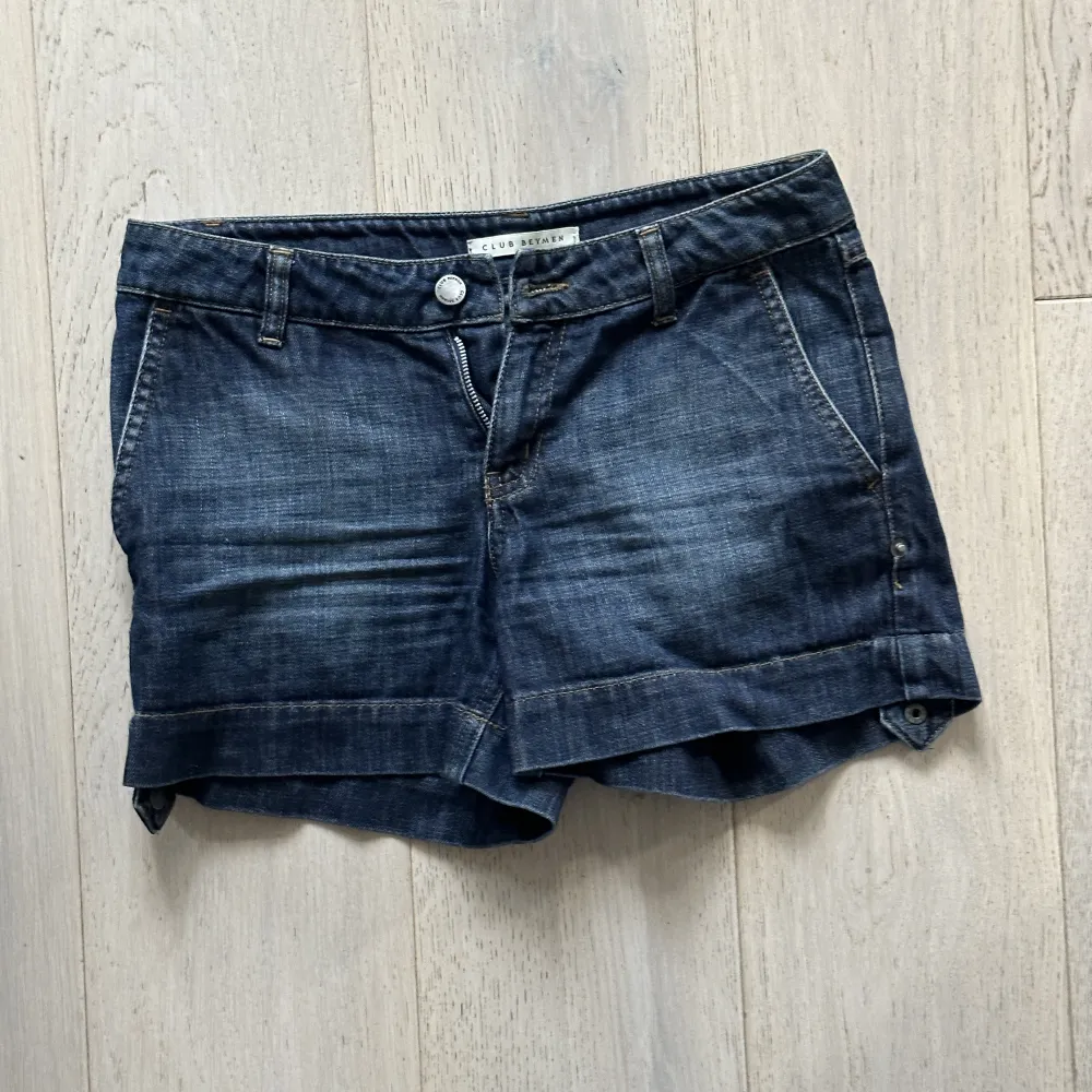 Jeans shorts som aldrig har varit använda. De är lite på det kortare sidan.  . Shorts.