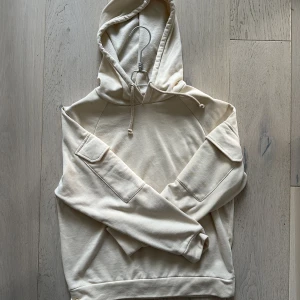 Hoodie - En fin huvtröja från Gina, annvänd kanske en gång. Materialet på insidan är mjukt och riktigt skönt. 