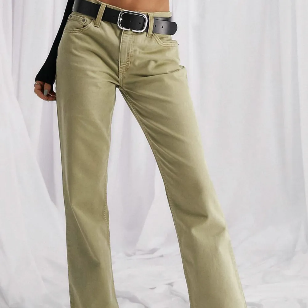 Ljusgröna bootcut jeans. Använd ca 2 ggr då de inte är min stil. . Jeans & Byxor.