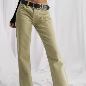Ljusgröna bootcut jeans. Använd ca 2 ggr då de inte är min stil. 