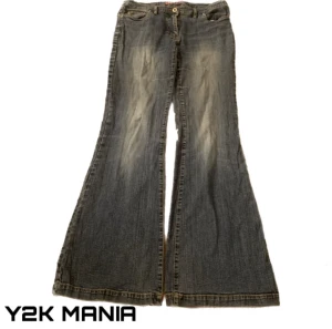 Utsvängda bootcut jeans Y2K - Utsvängda y2k bootcut jeans, vintage från vero moda, midjemått 38cm, innerbenslängd 77cm, använd gärna köp nu!