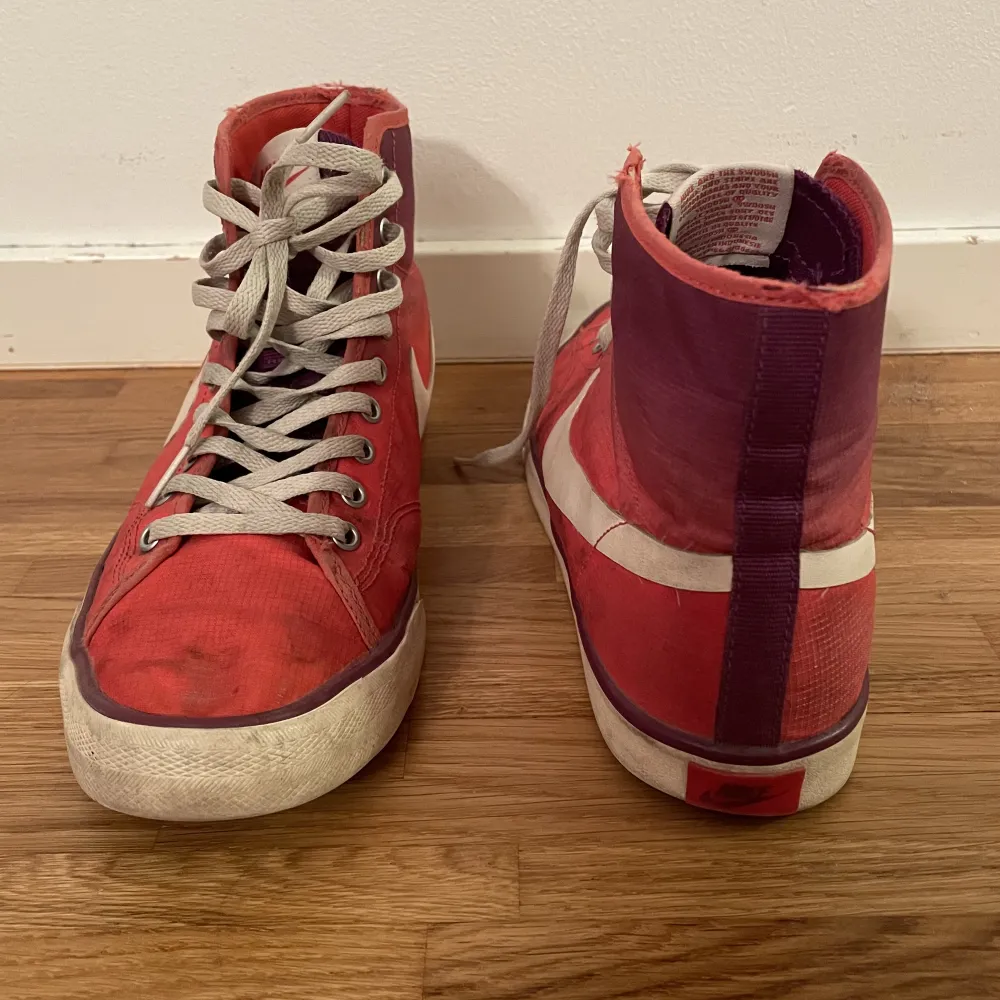 Säljer dessa snygga, röda och lila, Nike skor pga att de är förstora. De är väl använda, därav slitaget högst upp på skon (bild 3, syns knappt). Köparen betalar frakt. Kan även mötas upp i Västerås. Skriv om du önskar fler bilder!💕. Skor.