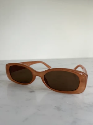 Vintage glasögon - Säljer mina solglasögon i vintage-look. Köpta på PULL&BEAR. Inga defekter. Jättefint ljus i dem och verkligen supercoola! 