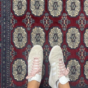 rosa adidas gazelle  - säljer mina ursnygga rosa sneanseks från adidas i modellen gazelle🫶 köpta för 900 och säljer nu för 400🤩🤩